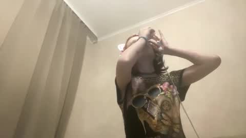 Snapshot of evettezirin chatting on 11.18.25 Sky online show from 11.18.25