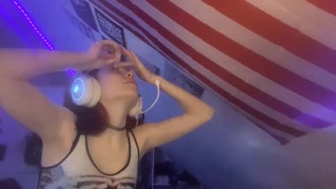 Snapshot of evettezirin chatting on 11.21.25 Sky online show from 11.21.25