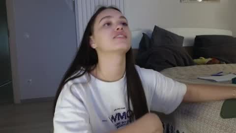 evi_woow online show from 04.10.26