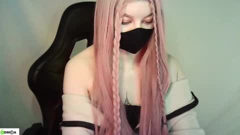 Snapshot of evie_muna chatting on 05.26.26 Renesme White Im here from Monday to Friday online show from 05.26.26