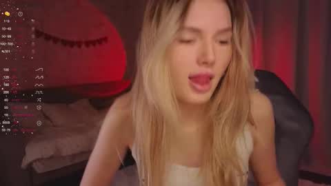 Snapshot of evilyn_next_door chatting on 11.16.25 Evelyn online show from 11.16.25