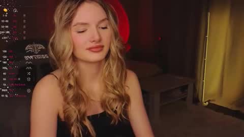 Snapshot of evilyn_next_door chatting on 11.21.25 Evelyn online show from 11.21.25