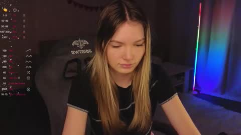 Snapshot of evilyn_next_door chatting on 12.04.25 Evelyn online show from 12.04.25