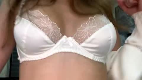 Snapshot of evonnesilvestre chatting on 10.17.25 Eva online show from 10.17.25