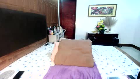 Snapshot of exotic_angel69 chatting on 10.11.25 voloptous mommy angel online show from 10.11.25