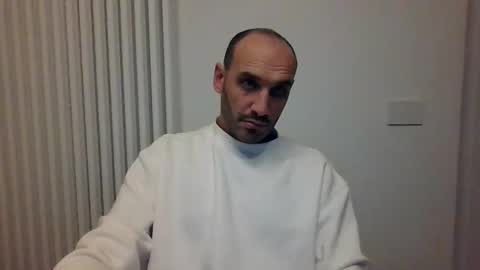 Snapshot of extr0 chatting on 11.08.25 Extro online show from 11.08.25