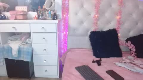 eyes_moonn online show from 11.17.25