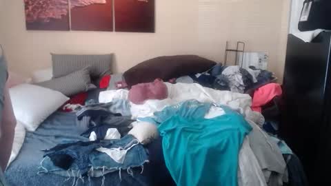 eyeswall0w online show from 10.19.25