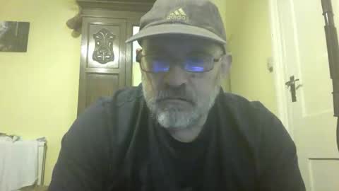Snapshot of f1zzeek chatting on 04.25.26 f1zzeek online show from 04.25.26