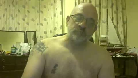 Snapshot of f1zzeek chatting on 05.17.26 f1zzeek online show from 05.17.26