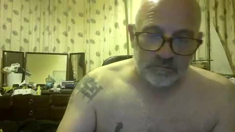 Snapshot of f1zzeek chatting on 05.26.26 f1zzeek online show from 05.26.26