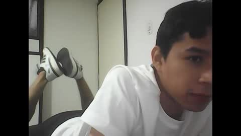 Snapshot of fabiar11 chatting on 10.06.25 R online show from 10.06.25