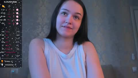 Snapshot of falcon_baby chatting on 03.12.25 falcon baby online show from 03.12.25