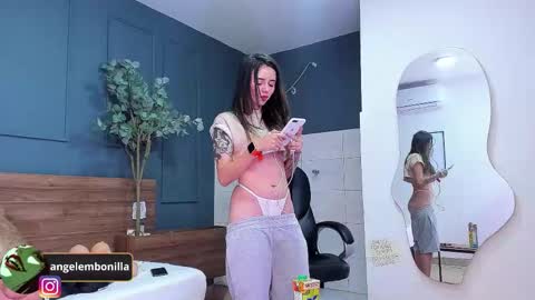 Snapshot of fallen_angel999777 chatting on 09.27.25 Megan 630 1330 -5 online show from 09.27.25
