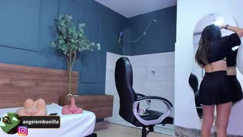 Snapshot of fallen_angel999777 chatting on 10.01.25 Megan 630 1330 -5 online show from 10.01.25
