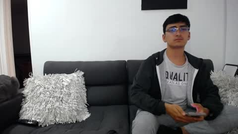 Snapshot of fallgays chatting on 01.04.25 FallGays online show from 01.04.25