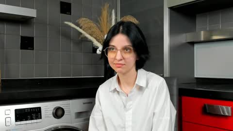 Snapshot of fannyharber chatting on 12.22.24 Mia online show from 12.22.24