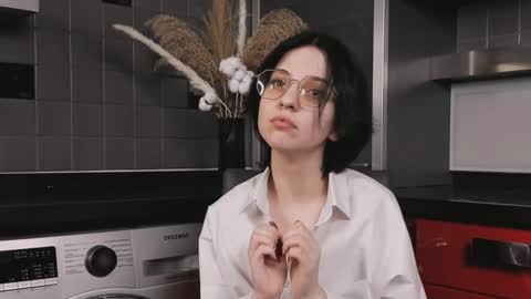 Snapshot of fannyharber chatting on 12.22.24 Mia online show from 12.22.24