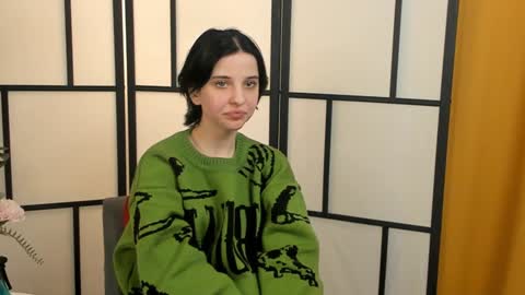 Snapshot of fannyharber chatting on 12.23.24 Mia online show from 12.23.24