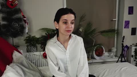 Snapshot of fannyharber chatting on 12.27.24 Mia online show from 12.27.24