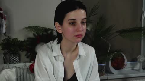 Snapshot of fannyharber chatting on 12.27.24 Mia online show from 12.27.24