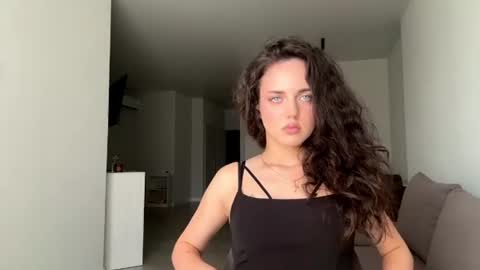 Snapshot of farrahburde chatting on 06.29.26 Mia online show from 06.29.26