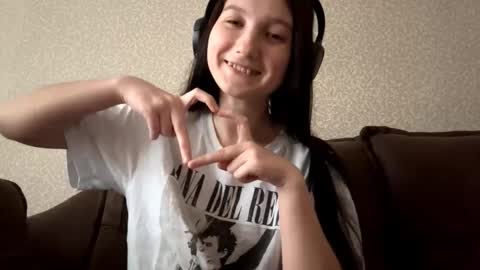 Aurora 18yo online show from 10.17.25