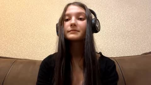 Snapshot of faustinabartosh chatting on 11.17.25 Aurora 18yo online show from 11.17.25