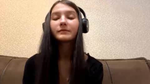 Snapshot of faustinabartosh chatting on 11.18.25 Aurora 18yo online show from 11.18.25