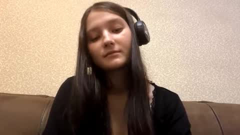 Snapshot of faustinabartosh chatting on 11.21.25 Aurora 18yo online show from 11.21.25