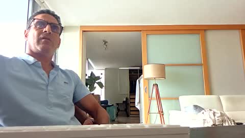 Snapshot of fdavoudi chatting on 09.10.25 Miami Persian online show from 09.10.25