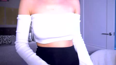 Snapshot of felissiany chatting on 05.17.26 Hello im Nova online show from 05.17.26