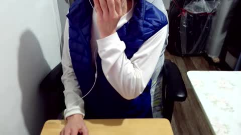 Snapshot of felixlau chatting on 12.04.25 felixlau online show from 12.04.25