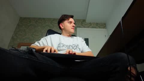 Snapshot of felixstark chatting on 10.21.25 FelixStark online show from 10.21.25