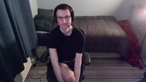 Snapshot of femboyskye chatting on 10.26.25 Skye online show from 10.26.25