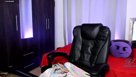 Snapshot of fenrir_flirt chatting on 10.19.25 Fenrir Flirt online show from 10.19.25