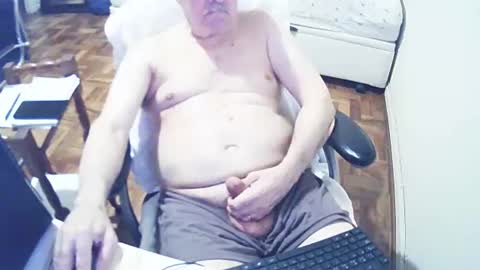 Snapshot of filhober chatting on 12.30.24 filhober online show from 12.30.24