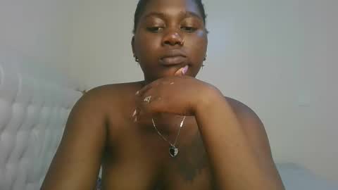 Snapshot of fine_melanie chatting on 12.03.25 melanie online show from 12.03.25