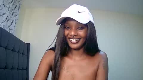 Snapshot of flirtyy_sheery chatting on 12.23.24 sheery online show from 12.23.24