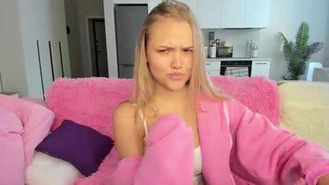 Snapshot of flooora_0 chatting on 11.30.25 Mona online show from 11.30.25