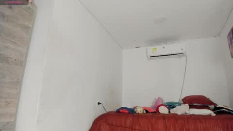 Snapshot of flor_herrera1 chatting on 10.02.25 online show from 10.02.25