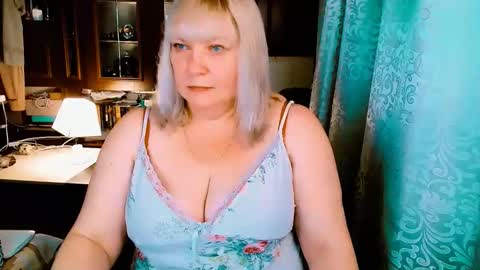 Snapshot of flowerahbutterf chatting on 09.21.25 FlowerAhButterf online show from 09.21.25