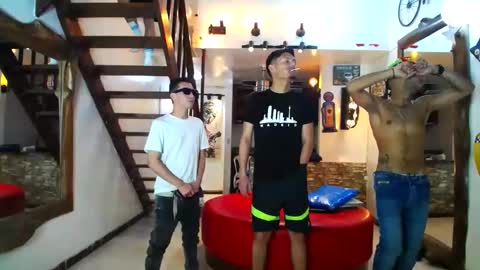 Snapshot of flyckers chatting on 01.12.25 flyckers online show from 01.12.25