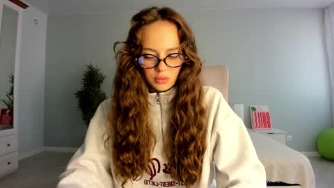 Kira online show from 09.17.25