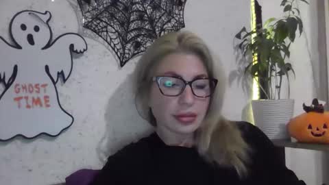 Snapshot of fox_red_lady7 chatting on 10.28.25 fox_red_lady7 online show from 10.28.25