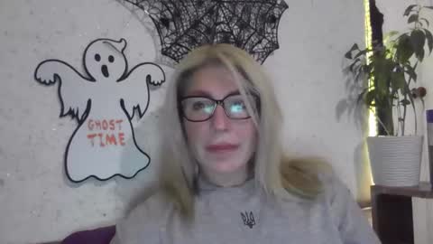 Snapshot of fox_red_lady7 chatting on 10.30.25 fox_red_lady7 online show from 10.30.25