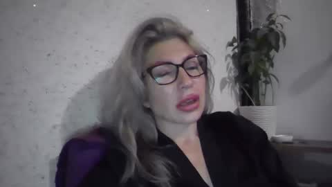 Snapshot of fox_red_lady7 chatting on 11.12.25 fox_red_lady7 online show from 11.12.25