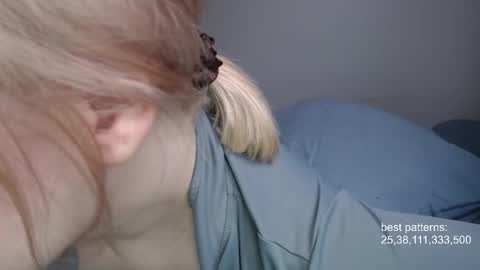 Snapshot of foxfrromearth chatting on 10.04.25 i am your baby Alien online show from 10.04.25