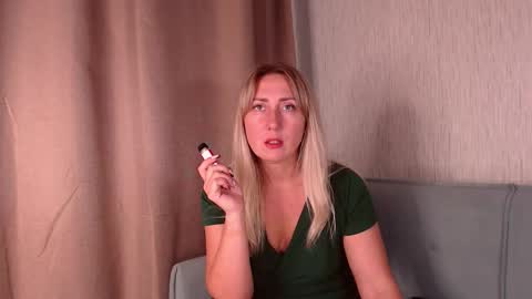 Snapshot of foxydiamond2020 chatting on 10.05.25 Milena online show from 10.05.25