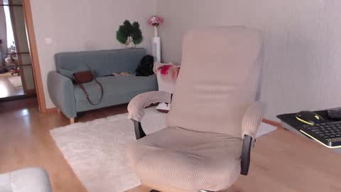 Snapshot of foxydiamond2020 chatting on 11.25.25 Milena online show from 11.25.25